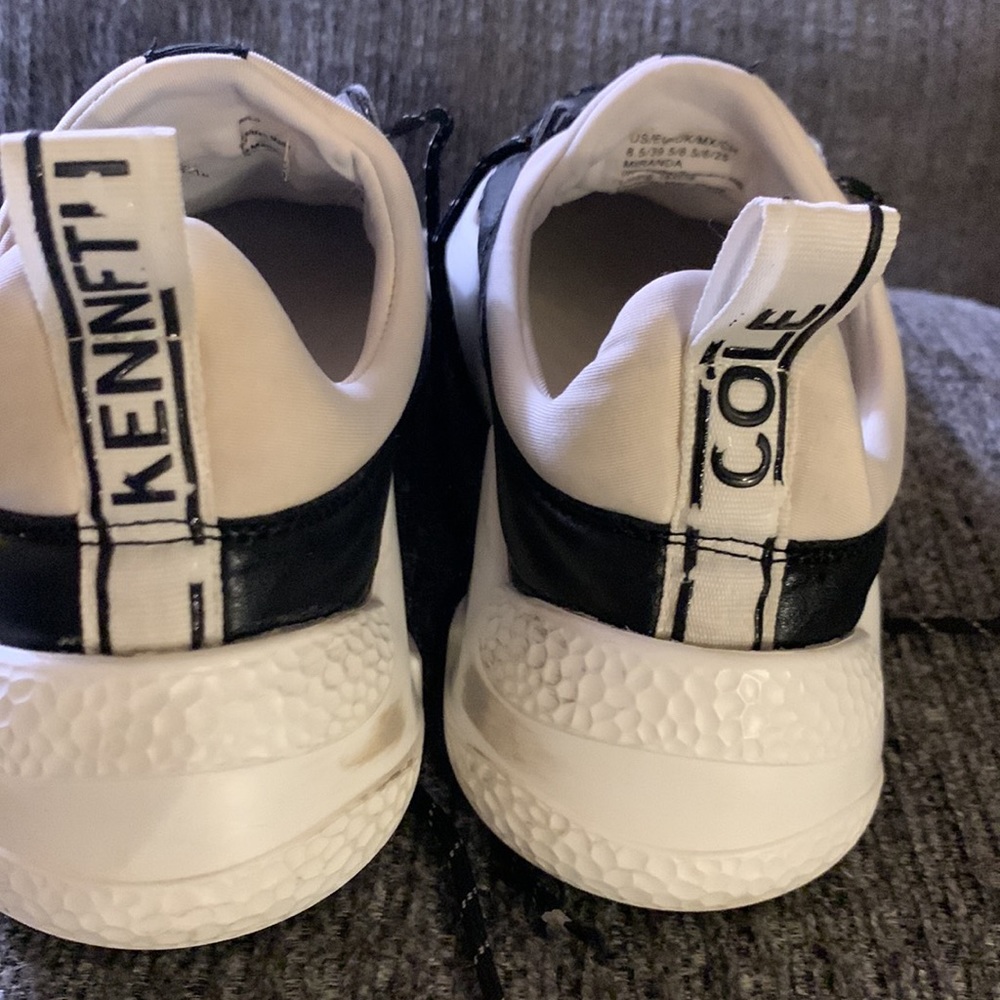 Sneaker - Picture 2 of 8